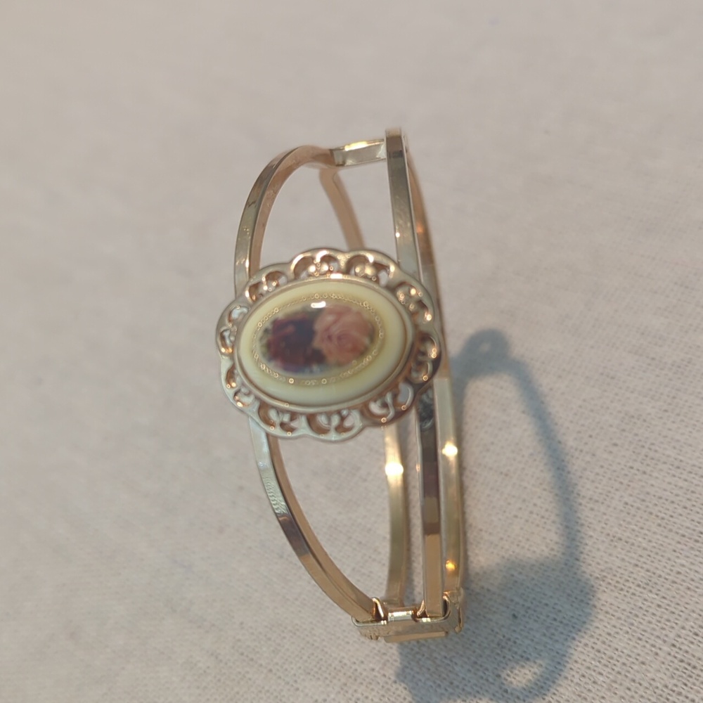 Elegant Gold-Tone Bracelet with Cream/ Floral Accent NWOT